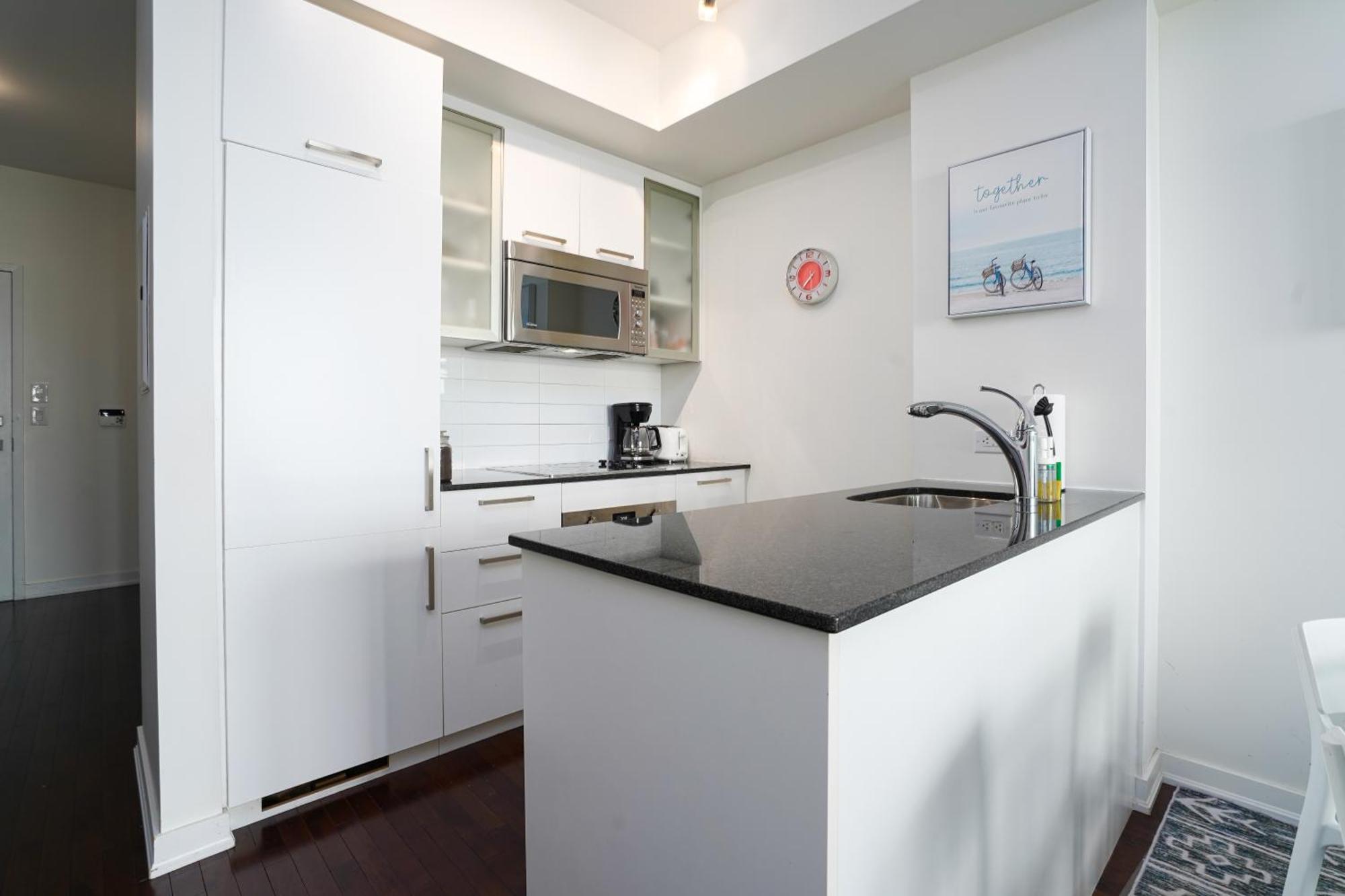 Downtown 2 Bedrooms With Parking Near Rogers Center Toronto