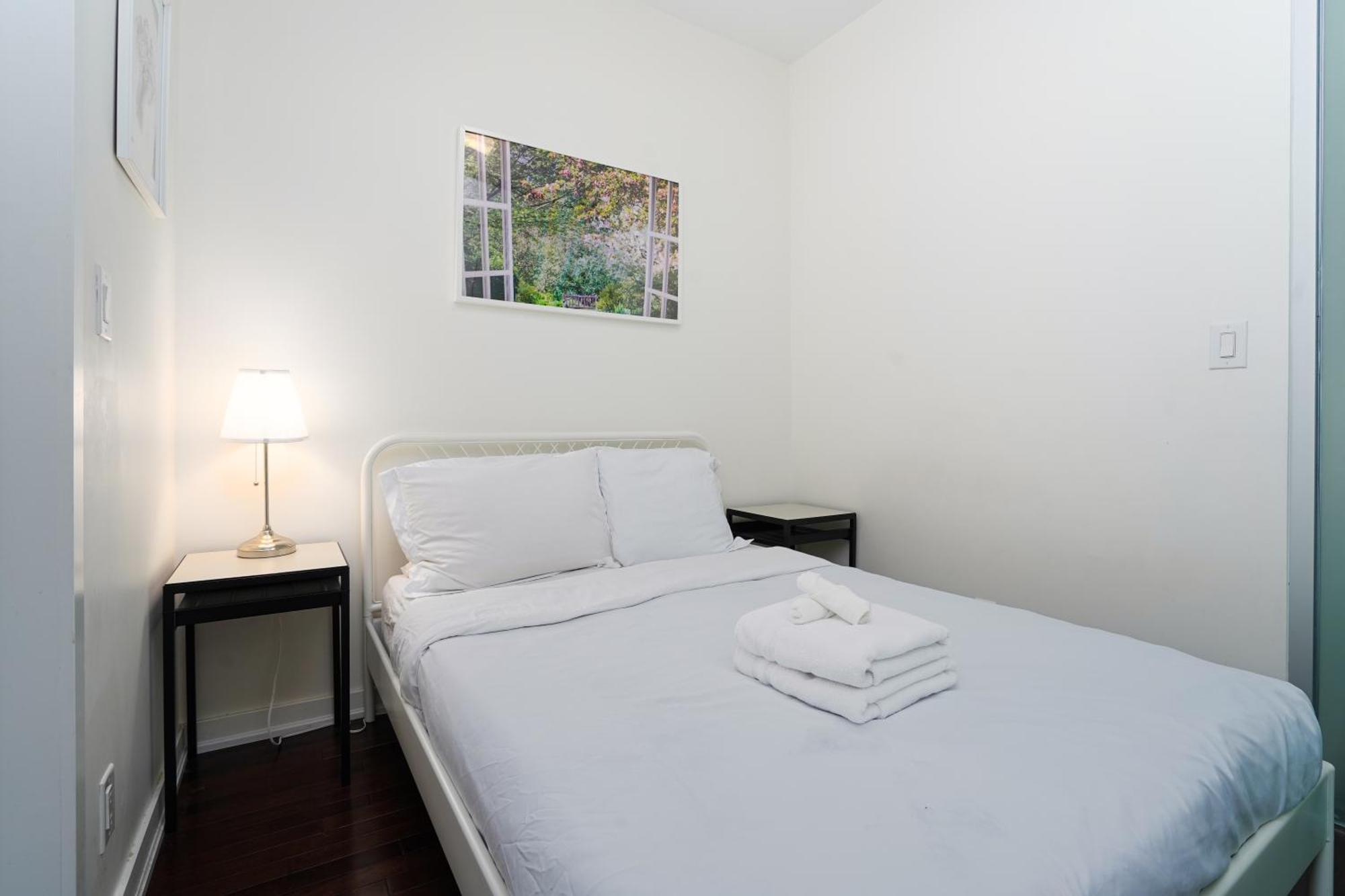 Downtown 2 Bedrooms With Parking Near Rogers Center