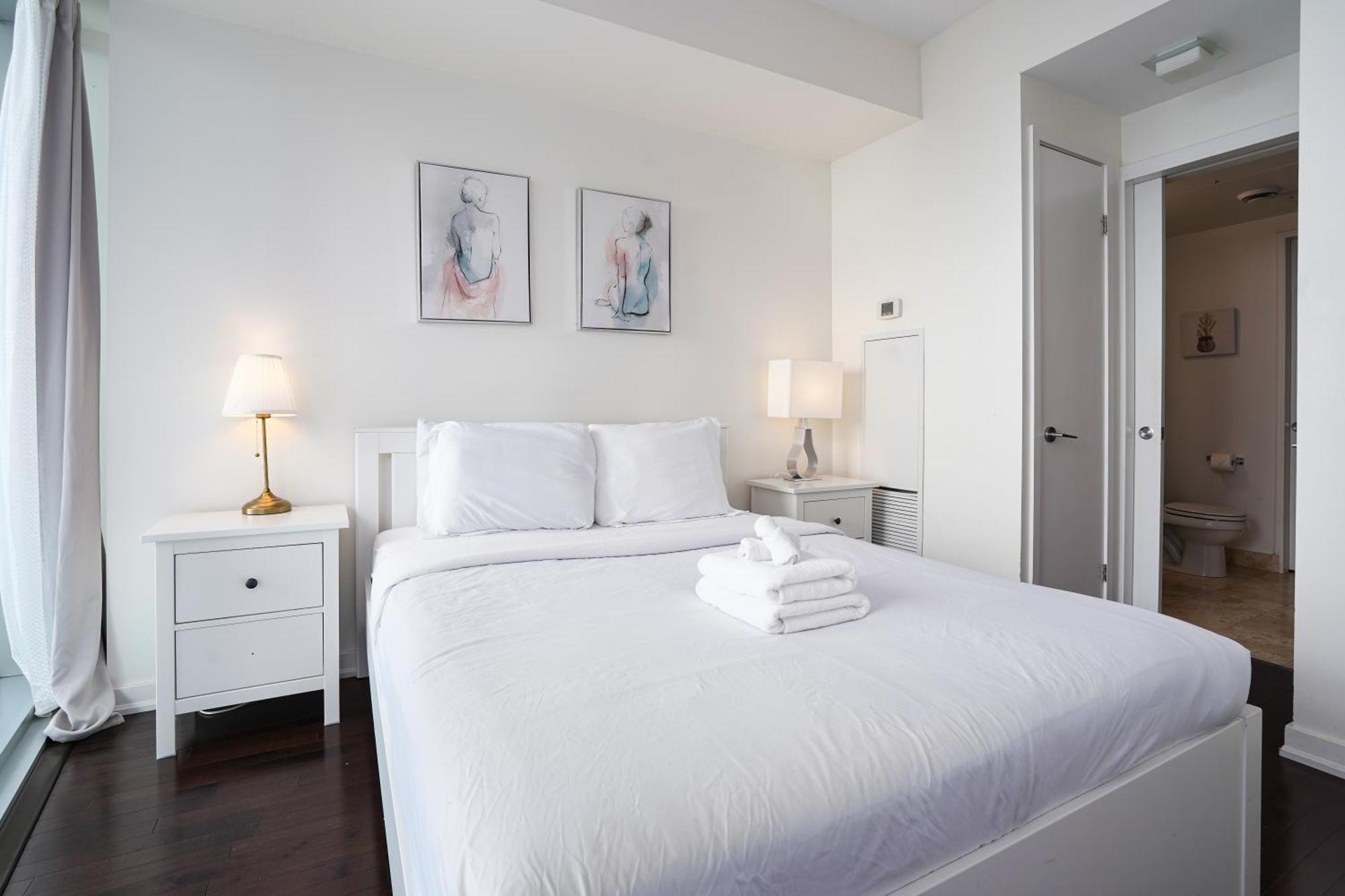 Downtown 2 Bedrooms With Parking Near Rogers Center Toronto