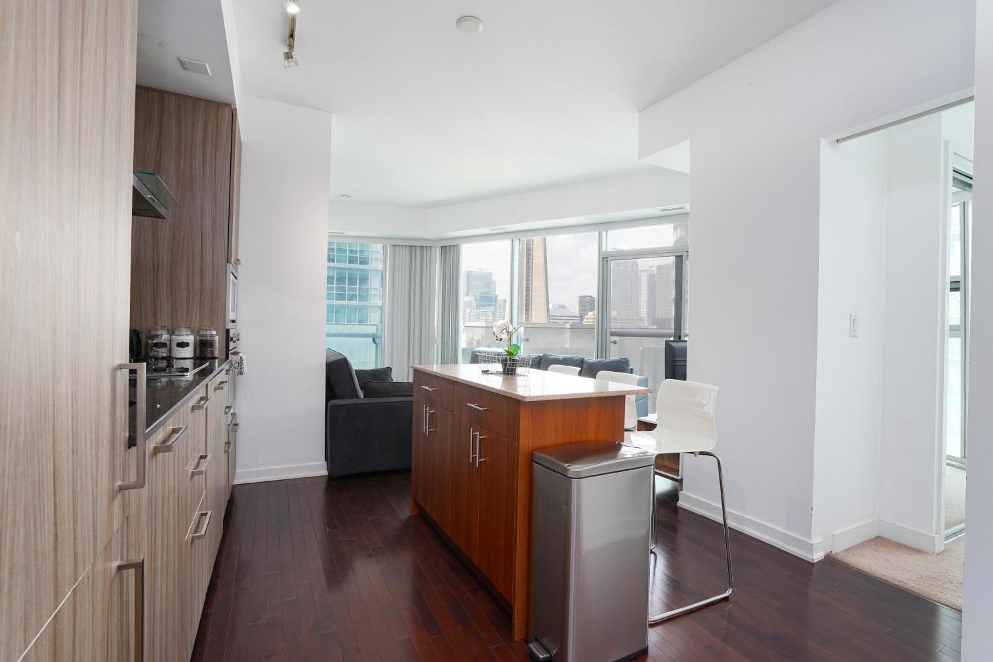 Apartment Downtown 2 Bedrooms With Parking Near Rogers Center