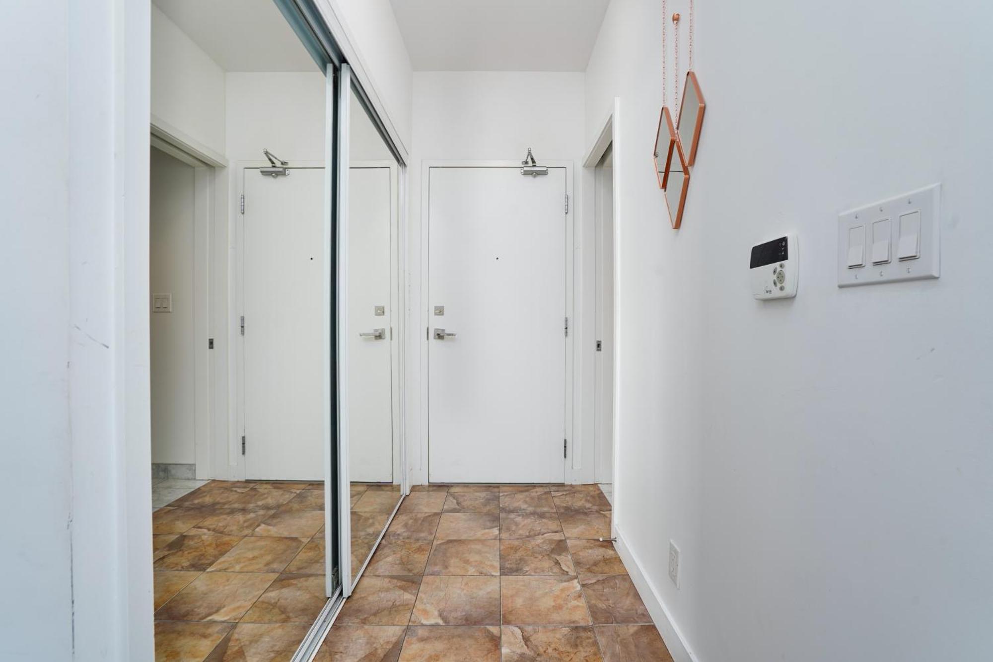 Apartment Downtown 2 Bedrooms With Parking Near Rogers Center