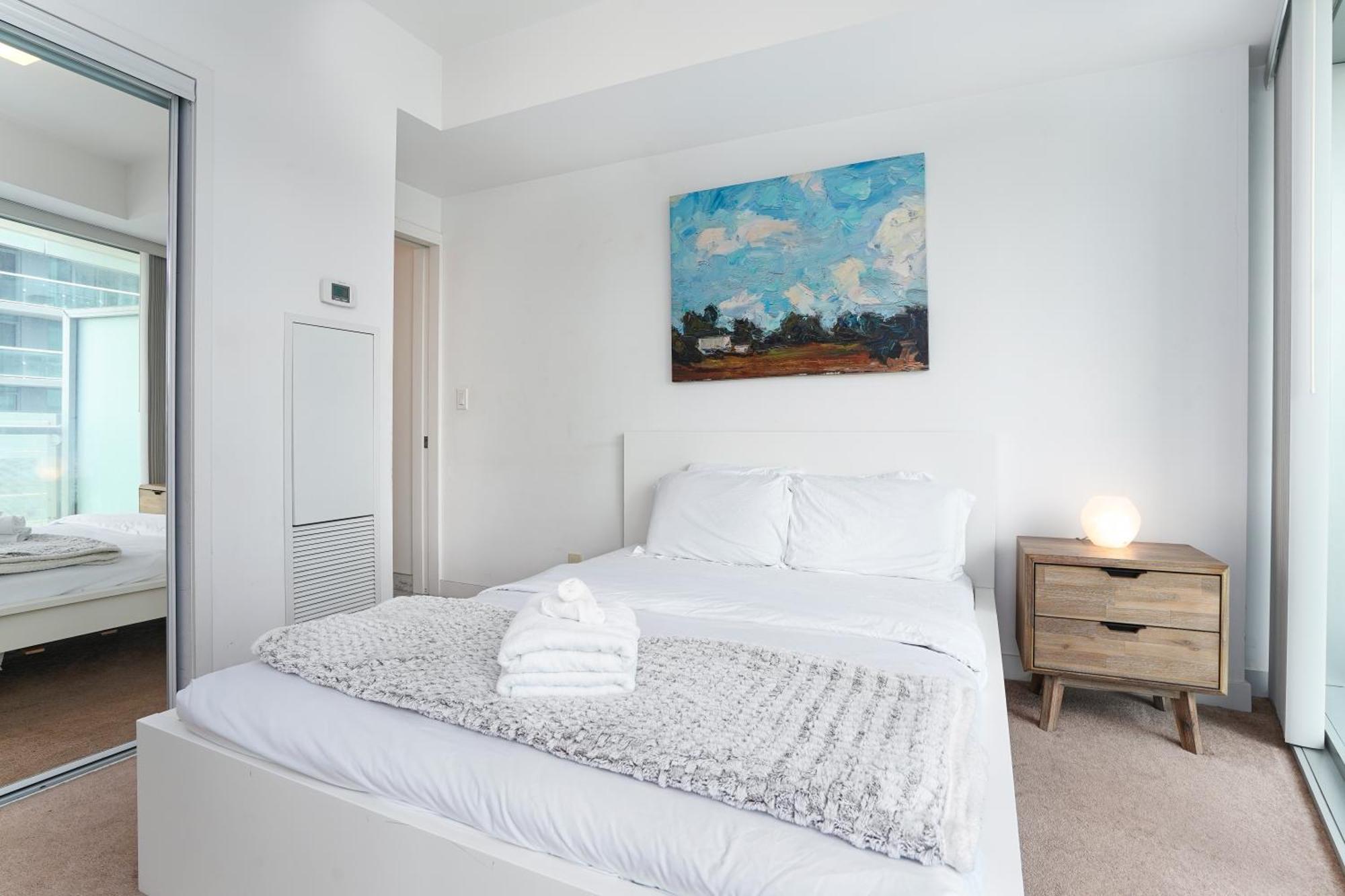 Downtown 2 Bedrooms With Parking Near Rogers Center