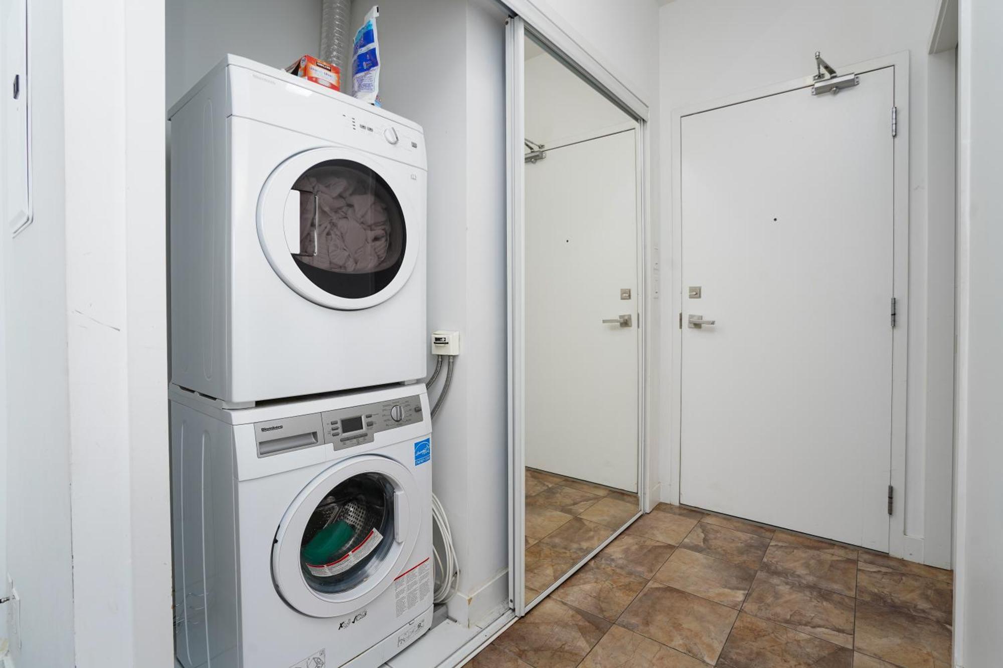 Apartment Downtown 2 Bedrooms With Parking Near Rogers Center