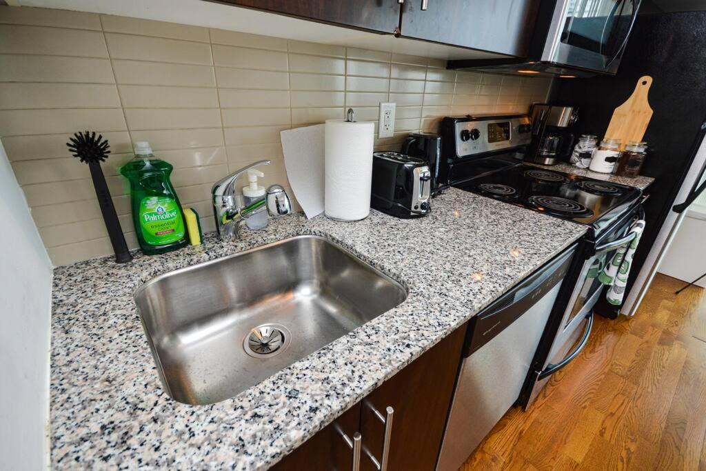 Apartment Downtown 2 Bedrooms With Parking Near Rogers Center Toronto