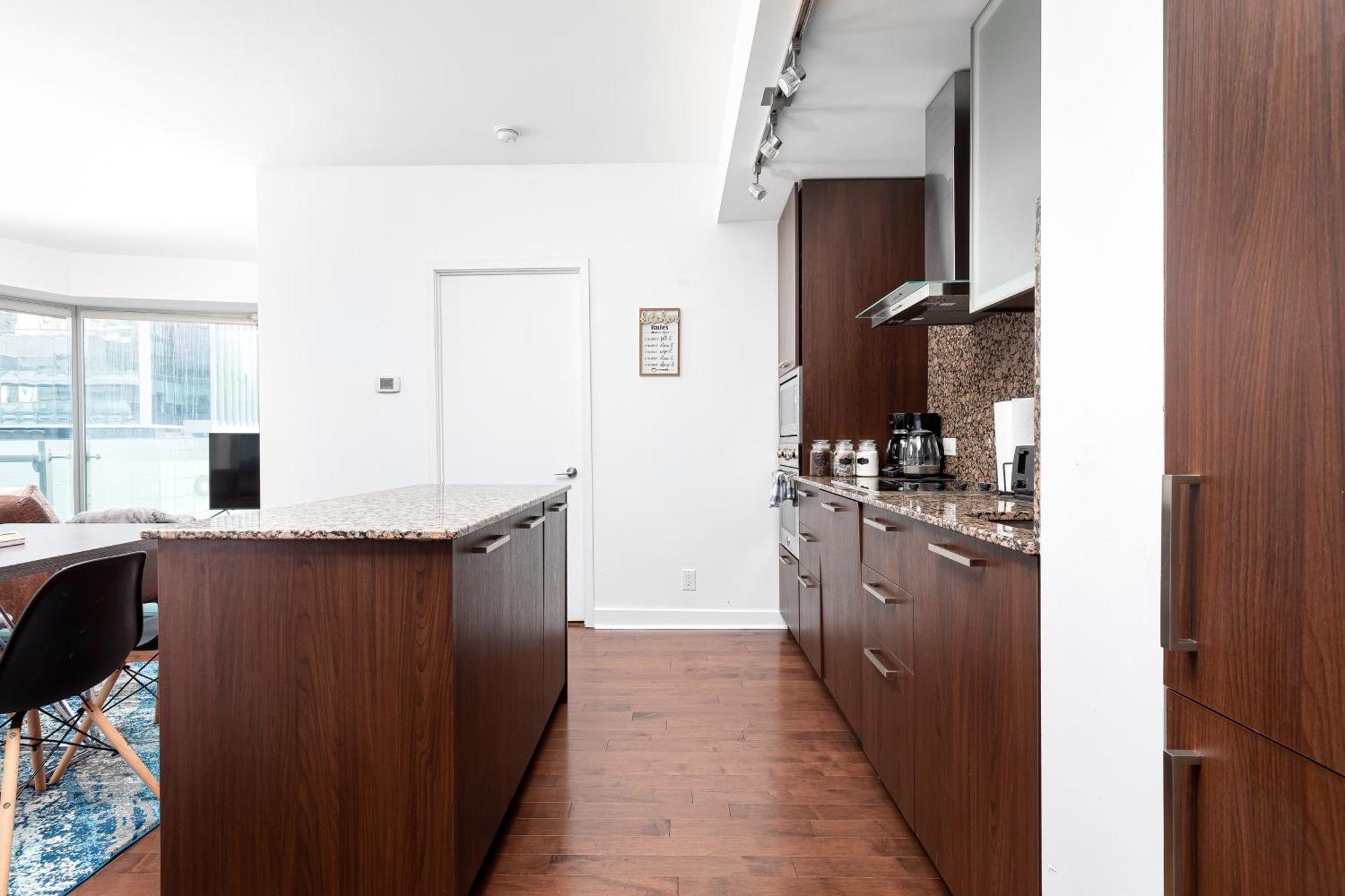Downtown 2 Bedrooms With Parking Near Rogers Center