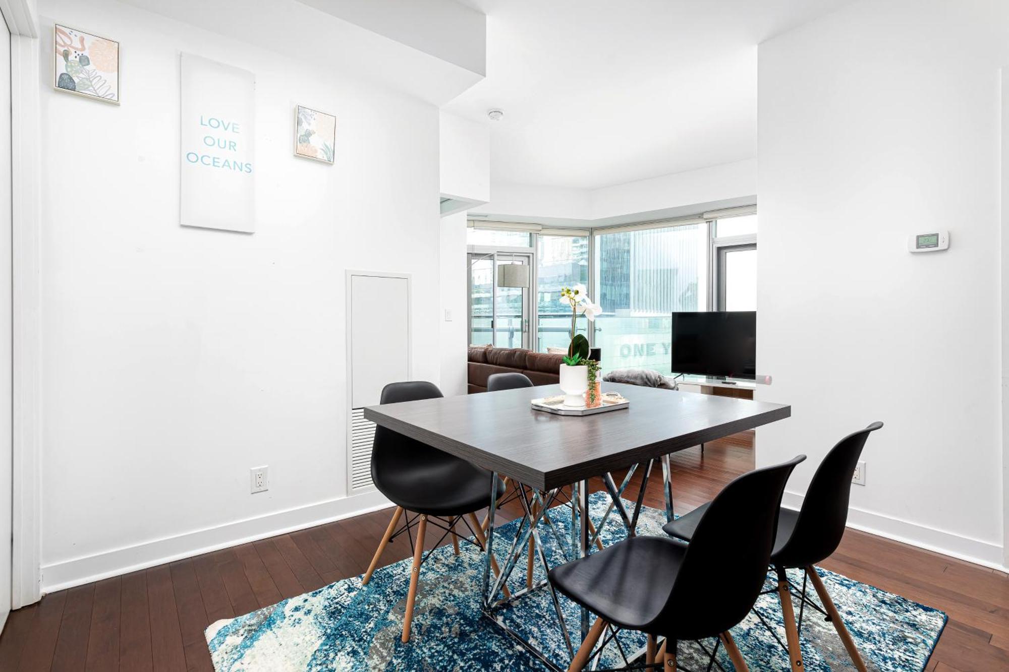 Apartment Downtown 2 Bedrooms With Parking Near Rogers Center Toronto