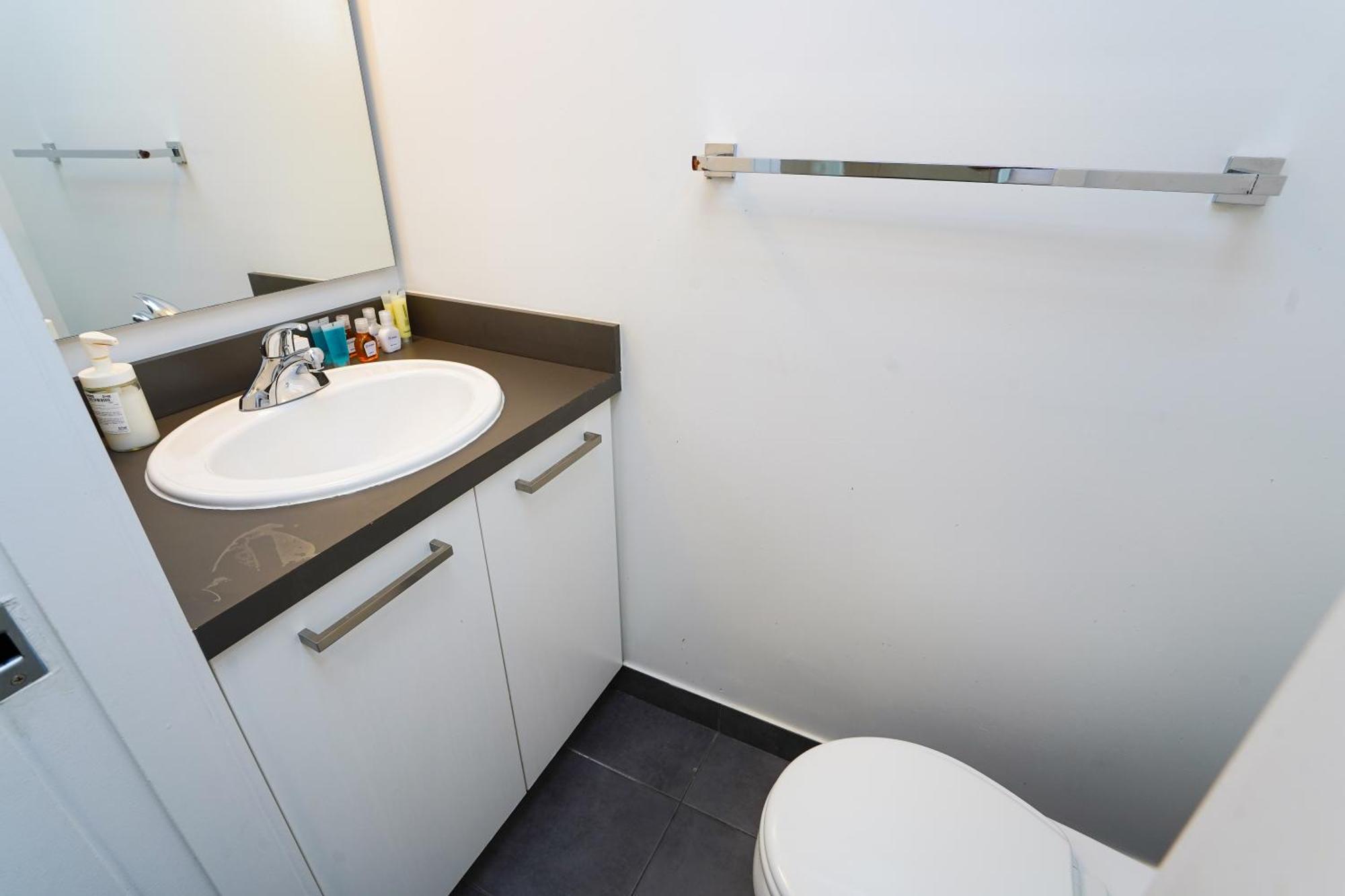 Apartment Downtown 2 Bedrooms With Parking Near Rogers Center