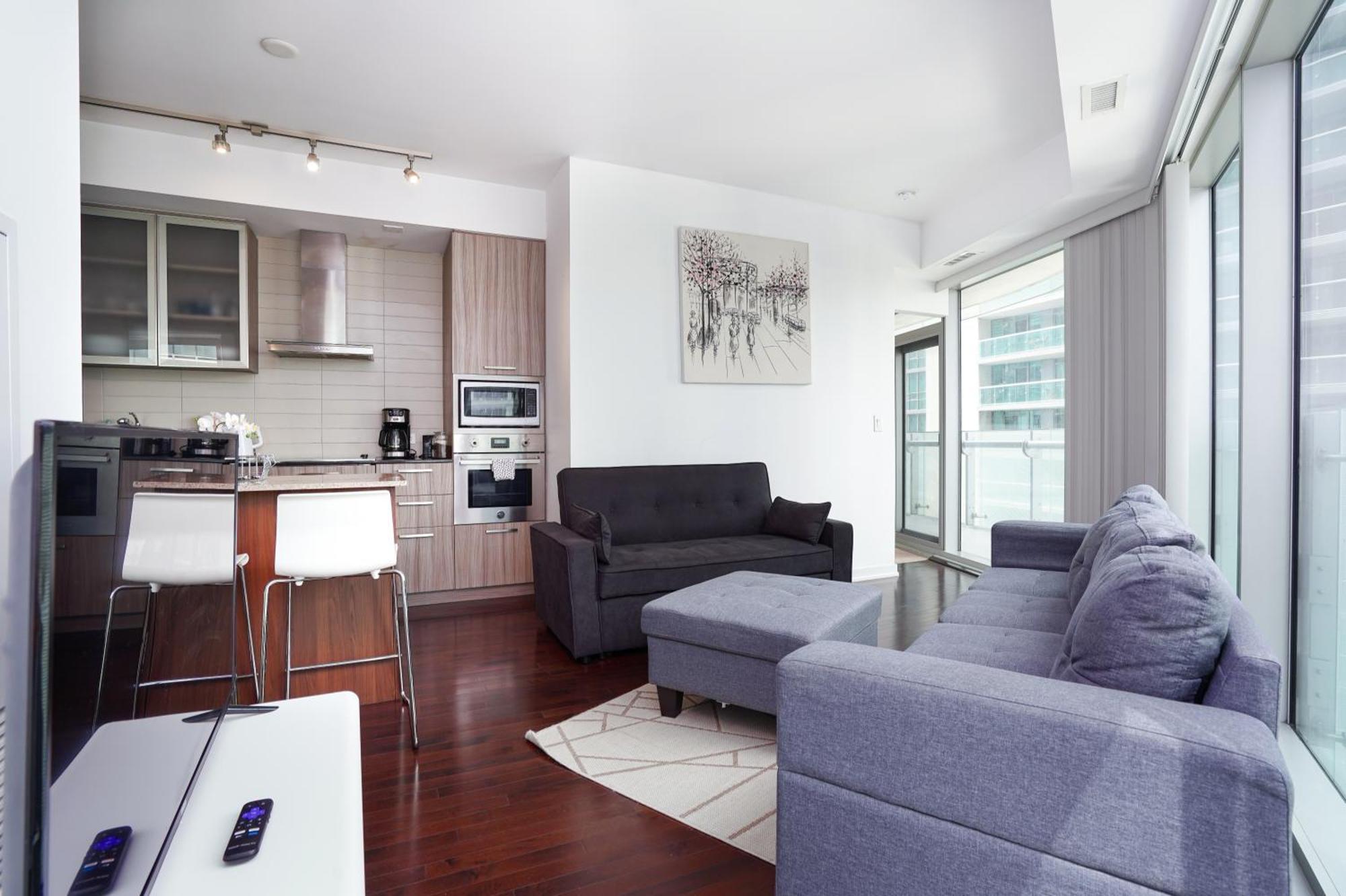 Downtown 2 Bedrooms With Parking Near Rogers Center