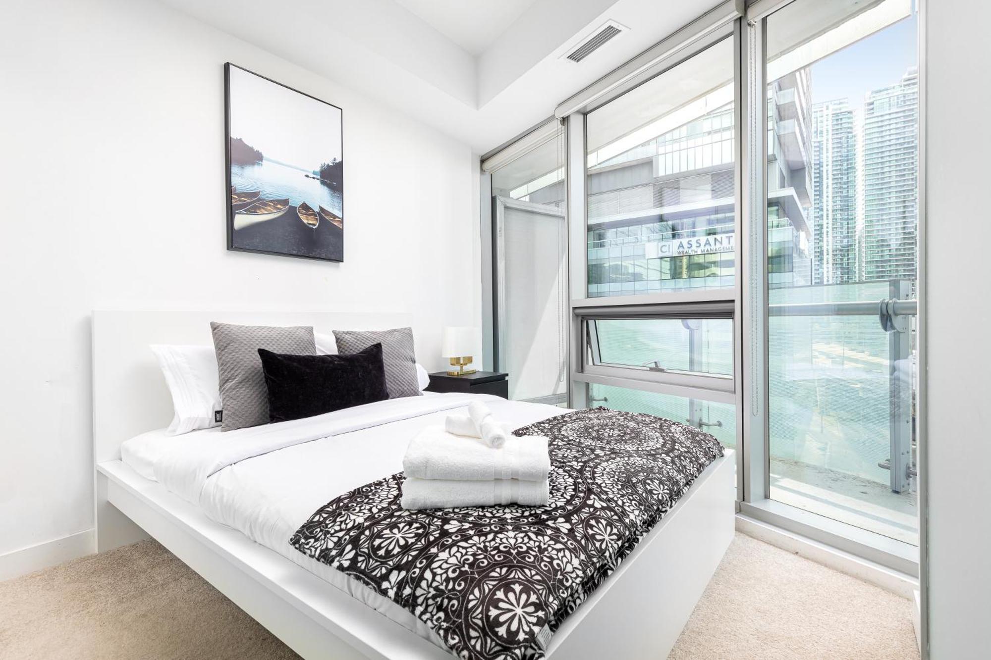 Downtown 2 Bedrooms With Parking Near Rogers Center *